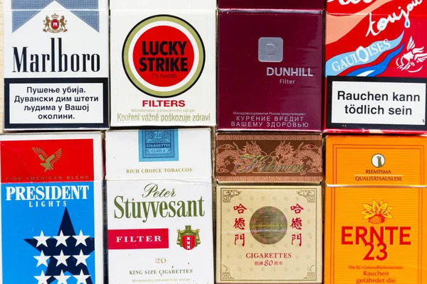 Много пачек различных сигарет, сфотографированных с видом на квартиру 25 марта 2017 года в Праге, Чешская Республика . — стоковое фото