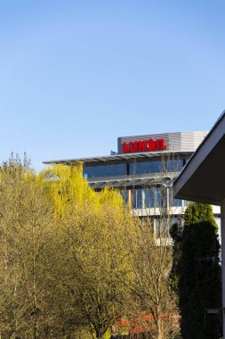 Lukoil uluslararası petrol ve gaz şirketi logosuna çek karargahı 28 Şubat 2017 Prag, Çek Cumhuriyeti. Lukoil Rusya'nın Orta Doğu genişleme planları.