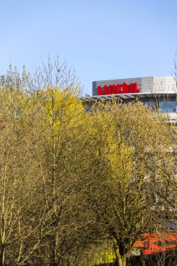Lukoil uluslararası petrol ve gaz şirketi logosuna çek karargahı 28 Şubat 2017 Prag, Çek Cumhuriyeti. Lukoil Rusya'nın Orta Doğu genişleme planları.