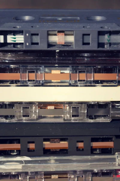 Gefilterde retro compact cassette audio magneetbanden op houten achtergrond — Stockfoto