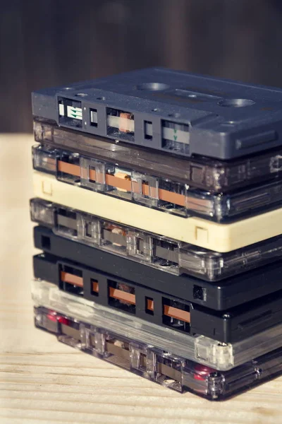 Filtre uygulanmış retro kompakt kaset ses manyetik şerit ahşap arka plan üzerinde — Stok fotoğraf