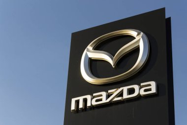 Mazda araç şirket logosu Bayilik Prag, Çek Cumhuriyeti 31 Mart 2017 üzerinde bina önünde. Mazda yeni elektrikli araç Aralık 2019 tarafından başlatmak için ayarlamak.