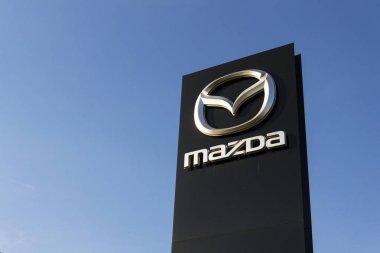 Mazda araç şirket logosu Bayilik Prag, Çek Cumhuriyeti 31 Mart 2017 üzerinde bina önünde. Mazda yeni elektrikli araç Aralık 2019 tarafından başlatmak için ayarlamak.