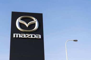Mazda araç şirket logosu Bayilik Prag, Çek Cumhuriyeti 31 Mart 2017 üzerinde bina önünde. Mazda yeni elektrikli araç Aralık 2019 tarafından başlatmak için ayarlamak.