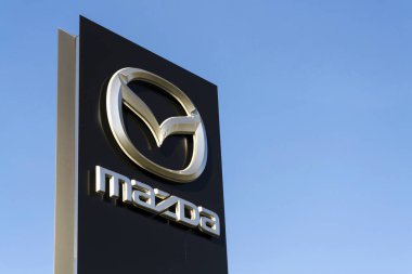 Mazda araç şirket logosu Bayilik Prag, Çek Cumhuriyeti 31 Mart 2017 üzerinde bina önünde. Mazda yeni elektrikli araç Aralık 2019 tarafından başlatmak için ayarlamak.