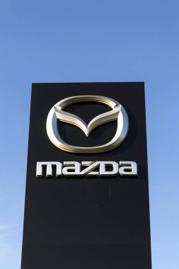 Mazda araç şirket logosu Bayilik Prag, Çek Cumhuriyeti 31 Mart 2017 üzerinde bina önünde. Mazda yeni elektrikli araç Aralık 2019 tarafından başlatmak için ayarlamak.