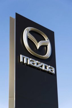 Mazda araç şirket logosu Bayilik Prag, Çek Cumhuriyeti 31 Mart 2017 üzerinde bina önünde. Mazda yeni elektrikli araç Aralık 2019 tarafından başlatmak için ayarlamak.