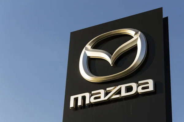 Mazda logotipo da empresa de automóveis na frente da construção concessionária em 31 de março de 2017 em Praga, República Checa. Mazda definido para lançar nova gama de veículos elétricos até 2019 . — Fotografia de Stock