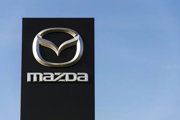 Logoen til Mazda bilselskap foran forhandlerbygget 31. mars 2017 i Praha, Tsjekkia. Mazda skal lansere ny elektrisk kjøretøyrekkevidde innen 2019 . – stockfoto