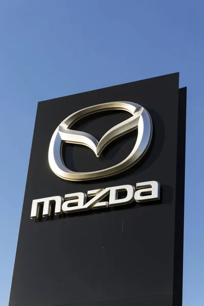 Mazda logotipo da empresa de automóveis na frente da construção concessionária em 31 de março de 2017 em Praga, República Checa. Mazda definido para lançar nova gama de veículos elétricos até 2019 . — Fotografia de Stock