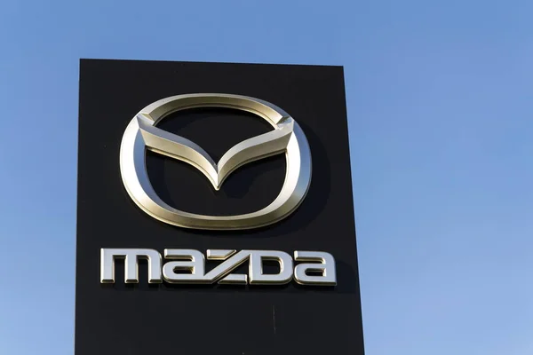 Mazda logotipo da empresa de automóveis na frente da construção concessionária em 31 de março de 2017 em Praga, República Checa. Mazda definido para lançar nova gama de veículos elétricos até 2019 . — Fotografia de Stock