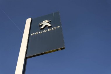 Peugeot araba şirket logosu Bayilik Prag, Çek Cumhuriyeti 31 Mart 2017 üzerinde bina önünde. PSA Opel ve onun Vauxhall İngiltere bölümü satın almak kabul etti.