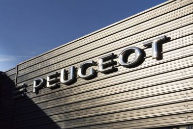 Peugeot araba şirket logosu Bayilik Prag, Çek Cumhuriyeti 31 Mart 2017 üzerinde bina önünde. PSA Opel ve onun Vauxhall İngiltere bölümü satın almak kabul etti.