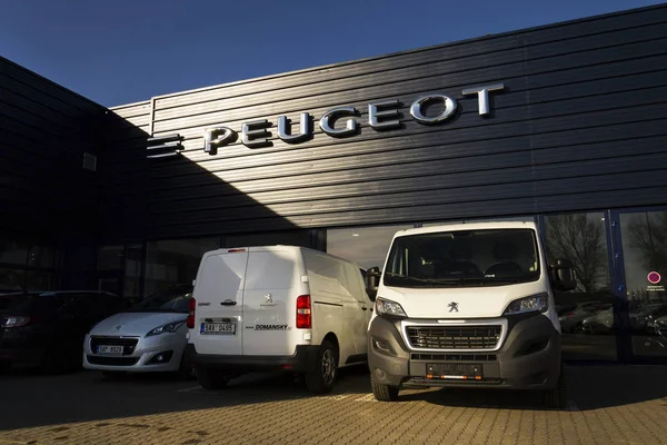 Logotipo de la compañía de automóviles Peugeot frente al edificio de concesionarios el 31 de marzo de 2017 en Praga, República Checa. PSA acordó comprar Opel y su división Vauxhall UK . — Foto de Stock