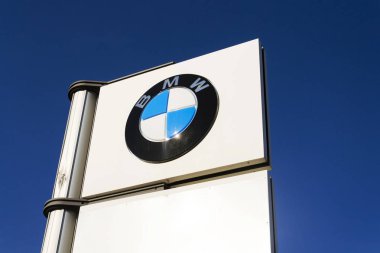 BMW araba şirket logosu Bayilik Prag, Çek Cumhuriyeti 31 Mart 2017 üzerinde bina önünde. İngiltere'de Bmw işçiler grev arayınız üzerinde geri..