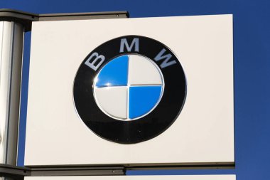 BMW araba şirket logosu Bayilik Prag, Çek Cumhuriyeti 31 Mart 2017 üzerinde bina önünde. İngiltere'de Bmw işçiler grev arayınız üzerinde geri..