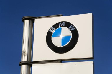 BMW araba şirket logosu Bayilik Prag, Çek Cumhuriyeti 31 Mart 2017 üzerinde bina önünde. İngiltere'de Bmw işçiler grev arayınız üzerinde geri..
