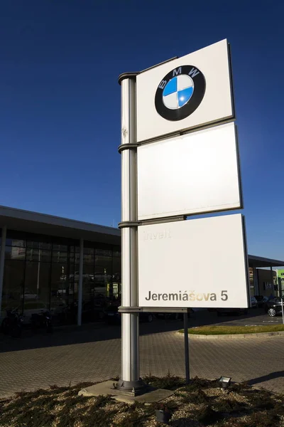 Logo firmy samochodów BMW przed dealerskiej w oparciu o 31 marca 2017 w Pradze, Czechy. UK Bmw pracowników z powrotem strajk na emerytury. — Zdjęcie stockowe