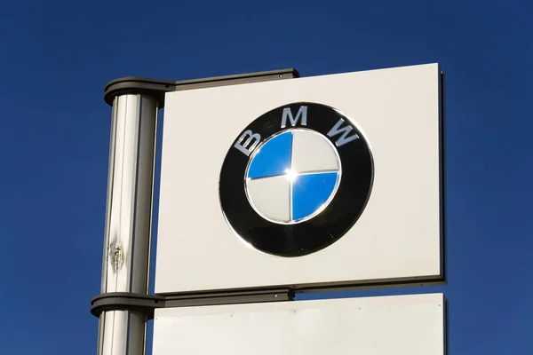 BMW logotipo da empresa de automóveis na frente do edifício concessionário em 31 de março de 2017 em Praga, República Checa. Reino Unido BMW trabalhadores volta greve sobre pensões . — Fotografia de Stock