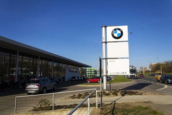 Logo de la compañía de automóviles BMW frente al edificio del concesionario el 31 de marzo de 2017 en Praga, República Checa. Trabajadores británicos de BMW contraatacan por pensiones . — Foto de Stock