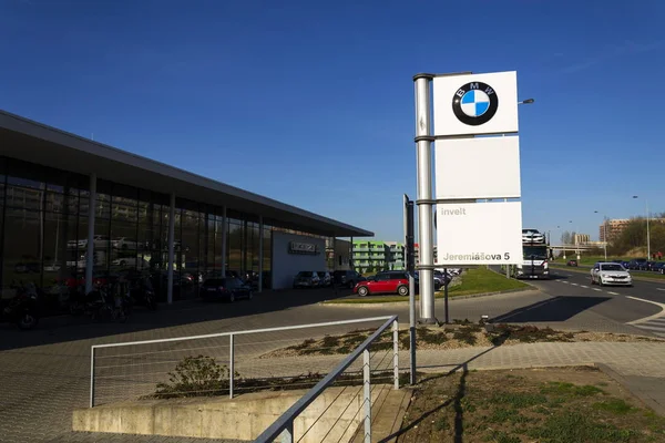 Logo de la compañía de automóviles BMW frente al edificio del concesionario el 31 de marzo de 2017 en Praga, República Checa. Trabajadores británicos de BMW contraatacan por pensiones . — Foto de Stock
