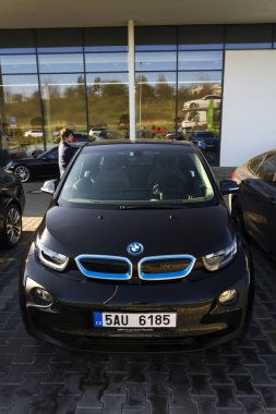  BMW i3 araba şirket logosu Bayilik Prag, Çek Cumhuriyeti 31 Mart 2017 üzerinde bina önünde. İngiltere'de Bmw işçiler grev arayınız üzerinde geri..