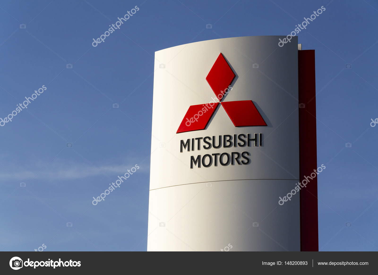Логотип Компании Mitsubishi Motors Перед Зданием Дилерского Центра.