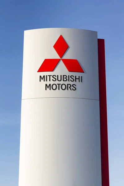 Mitsubishi motors company logo di fronte alla concessionaria edificio marzo 31, 2017 a Praga, Repubblica Ceca. GAC Mitsubishi Motors ha avviato la costruzione di un impianto di motori nella città centrale cinese di Changsha . — Foto Stock