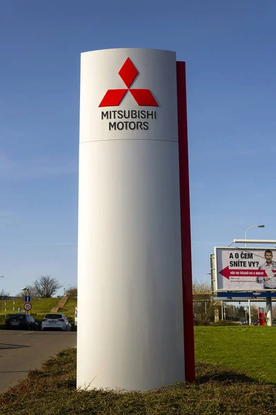 Logotipo de la empresa Mitsubishi Motors frente al edificio de concesionarios el 31 de marzo de 2017 en Praga, República Checa. GAC Mitsubishi Motors comenzó la construcción de una planta de motores en la ciudad central china de Changsha . — Foto de Stock