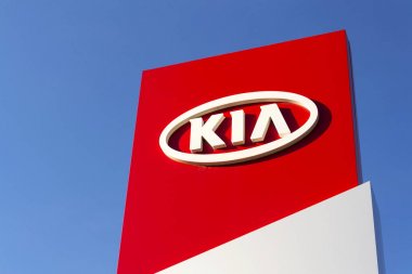 Kia motors şirket logosu Bayilik Prag, Çek Cumhuriyeti 31 Mart 2017 üzerinde bina önünde. 2020 yılına kadar yakıt hücresi KIA sözler.
