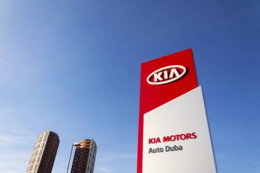 Kia motors şirket logosu Bayilik Prag, Çek Cumhuriyeti 31 Mart 2017 üzerinde bina önünde. 2020 yılına kadar yakıt hücresi KIA sözler.