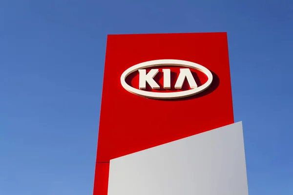 Logotipo da empresa de motores Kia na frente da construção de concessionárias em 31 de março de 2017 em Praga, República Checa. Kia promete combustível celular carro até 2020 . — Fotografia de Stock