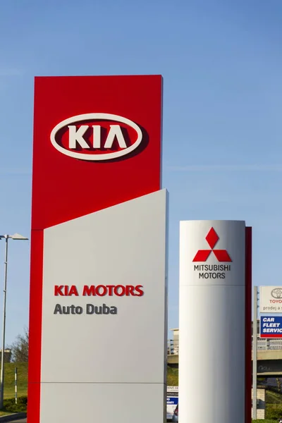 Logotipo de la empresa Kia Motors frente al edificio de concesionarios el 31 de marzo de 2017 en Praga, República Checa. Kia promete coche de pila de combustible para 2020 . — Foto de Stock
