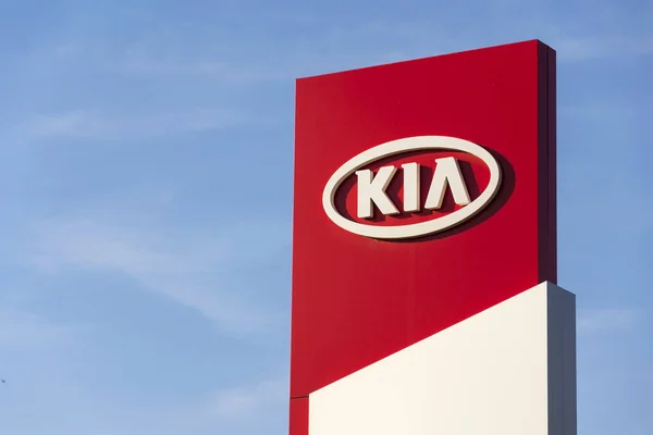 Kia motors logo firmy przed dealerskiej w oparciu o 31 marca 2017 w Pradze, Czechy. Kia obiecuje ogniw paliwowych samochodów 2020. — Zdjęcie stockowe