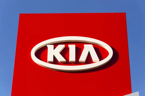 Kia motors logo firmy przed dealerskiej w oparciu o 31 marca 2017 w Pradze, Czechy. Kia obiecuje ogniw paliwowych samochodów 2020. — Zdjęcie stockowe