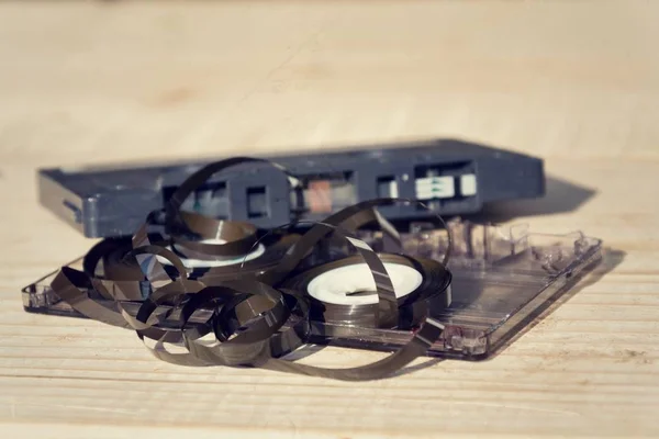 Oude gebroken teruggedraaid compact cassette geluidsband verknald — Stockfoto