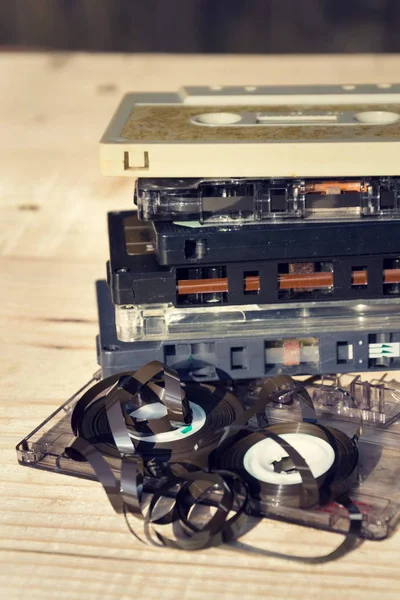 Gamla trasiga utrullad kompakt ljud kassettband bud upp — Stockfoto