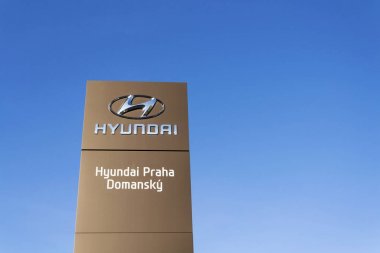 Hyundai şirket logosu Bayilik 7 Kasım 2016 yılında Prag'da bina önünde