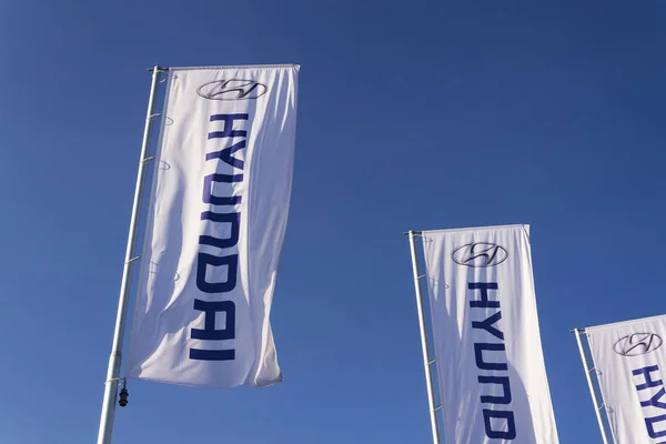 Logotipo da empresa Hyundai na frente da construção de concessionárias em 7 de novembro de 2016 em Praga — Fotografia de Stock