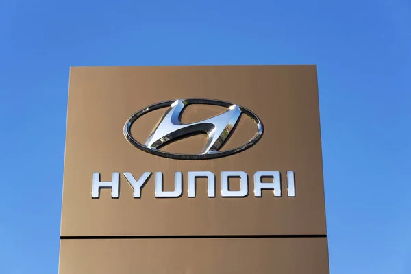 Hyundai logo aziendale di fronte al palazzo della concessionaria il 7 novembre 2016 a Praga — Foto Stock
