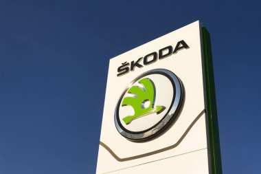 Skoda Auto otomobil üreticisi Volkswagen grup şirket logosu Bayilik Prag, Çek Cumhuriyeti 31 Mart 2017 üzerinde bina önünde üzerinden. Skoda 5 tam elektrikli araç satışa 2025 planları.