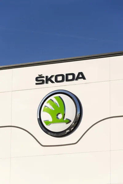 Skoda Auto produttore di automobili dal logo della società Volkswagen Group di fronte all'edificio della concessionaria il 31 marzo 2017 a Praga, Repubblica Ceca. Skoda progetta 5 veicoli completamente elettrici in vendita entro il 2025 . — Foto Stock