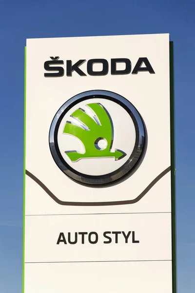 Skoda Auto automobile manufacturer from Volkswagen Group company logo in front of dealership building on March 31, 2017 in Prague, Czech republic. Skoda plans 5 fully-electric vehicles on sale by 2025. — Stock Photo, Image