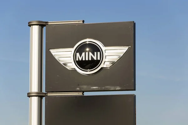 Mini samochodowych marque logo przed dealerskiej w oparciu o 31 marca 2017 w Pradze, Czechy. BMW strajki równa zakłócić produkcji Mini i Rolls-Royce. — Zdjęcie stockowe