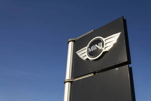 Mini samochodowych marque logo przed dealerskiej w oparciu o 31 marca 2017 w Pradze, Czechy. BMW strajki równa zakłócić produkcji Mini i Rolls-Royce. — Zdjęcie stockowe