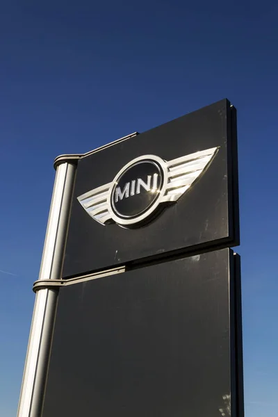 Mini samochodowych marque logo przed dealerskiej w oparciu o 31 marca 2017 w Pradze, Czechy. BMW strajki równa zakłócić produkcji Mini i Rolls-Royce. — Zdjęcie stockowe