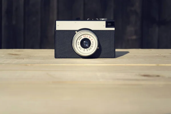 Antigua cámara filtrada vintage sobre fondo de madera — Foto de Stock