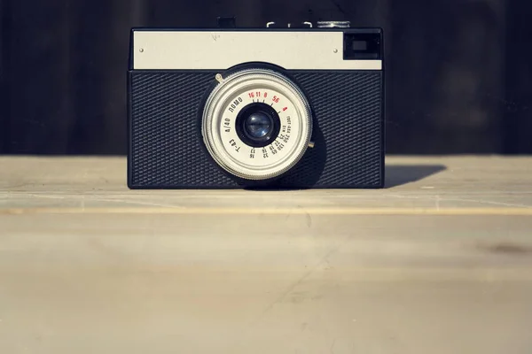 Ahşap arka plan üzerinde eski vintage süzülmüş fotoğraf makinesi — Stok fotoğraf