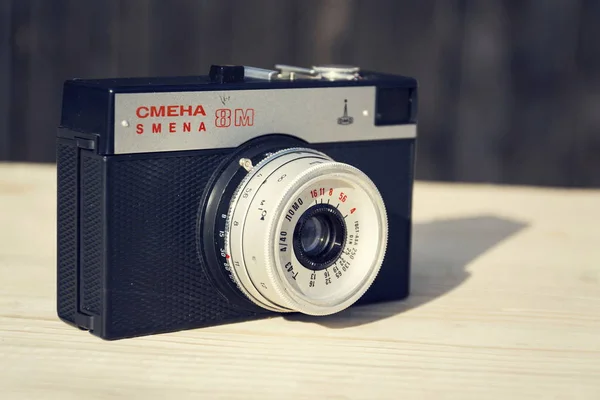 Smena 8M vieja cámara filtrada vintage sobre fondo de madera — Foto de Stock