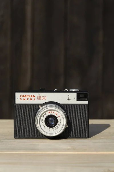 Smena 8M vieja cámara filtrada vintage sobre fondo de madera — Foto de Stock